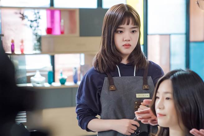 金香起在《飞起来吧，蝴蝶》中饰演美髮师实习生。（MyVideo提供）