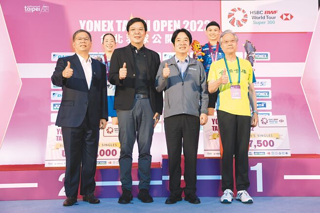 和泰大金总经理林鸿志（前排左一起）、中华羽协理事长张国祚、副总统赖清德、合库董事长雷仲达主持女单冠亚军选手戴资颖（后排右一）川上纱惠奈（右二）颁奖。 图／业者提供