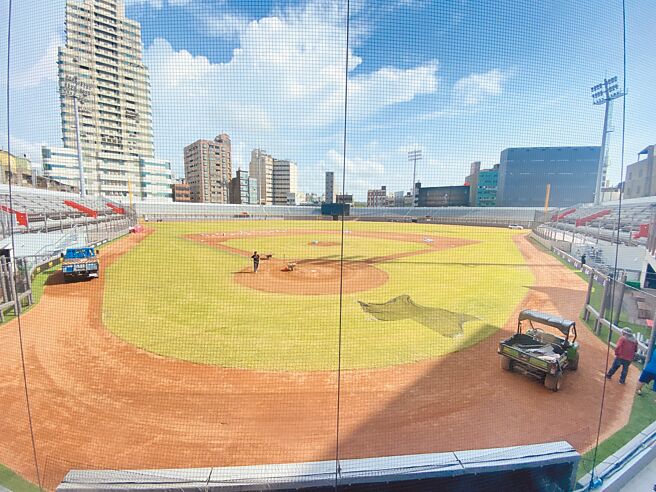 新竹市立棒球场开幕2天就喊卡，代理市长陈章贤25日坦承为赶工而造成工程细节的不足。（陈育贤摄）