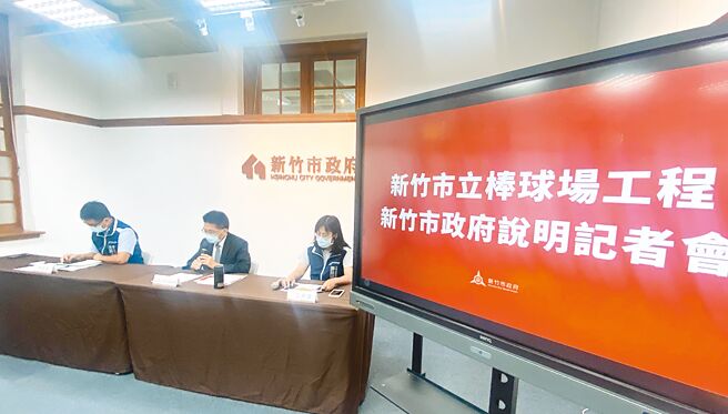 新竹市立棒球场开幕2天就喊卡，代理市长陈章贤（图中）25日坦承为赶工而造成工程细节的不足。（陈育贤摄）