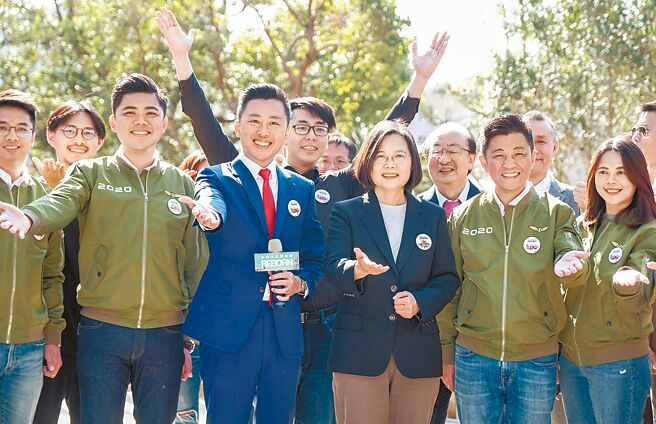 總統蔡英文、民進黨桃園市長參選人林智堅（中間二者）。（圖／本報系資料照）