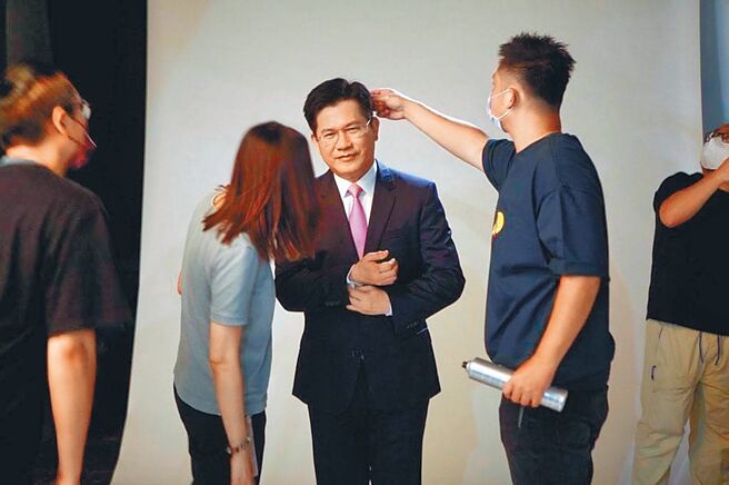 苏贞昌昨在官邸与新北市议员参选人办便当会，林佳龙变更行程赶往苏揆官邸，似有意营造团结形象，图为民进党新北市长参选人林佳龙25日拍摄定装照。（林佳龙竞选办公室提供／叶德正新北传真）