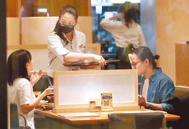 经济部统计处昨日公布6月餐饮业营业额年增61.7％，写下有统计资料以来最大成长幅度。（郑任南摄）