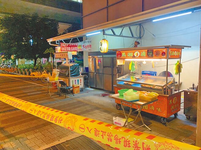 在台中潭子经营滷味摊的曾姓男子遭人枪杀，警方拉起封锁线调查。（民眾提供／陈淑娥台中传真）