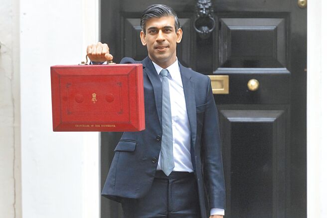 英國執政保守黨黨魁及下一任首相選舉進入決選階段，由前財政大臣蘇納克（見圖）與現任外交大臣特拉斯25日舉行首輪電視辯論。（新華社）