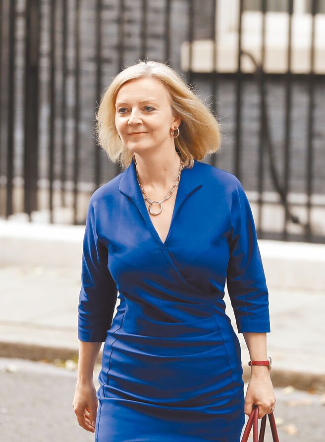 英國執政保守黨黨魁及下一任首相選舉進入決選階段，由前財政大臣蘇納克與現任外交大臣特拉斯（見圖）25日舉行首輪電視辯論。（新華社）