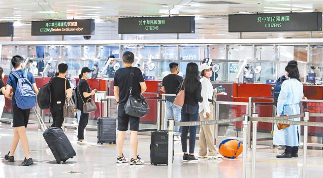 桃園機場受疫情影響，部分赴陸台人（台商等）因2年未入境而遭遷出戶籍。陸委會日前表示，欲參與年底九合一投票者，須在7月26日前回台恢復遷入登記，始可投票。圖為桃園機場入境旅客。（非新聞當事人）（陳麒全攝）