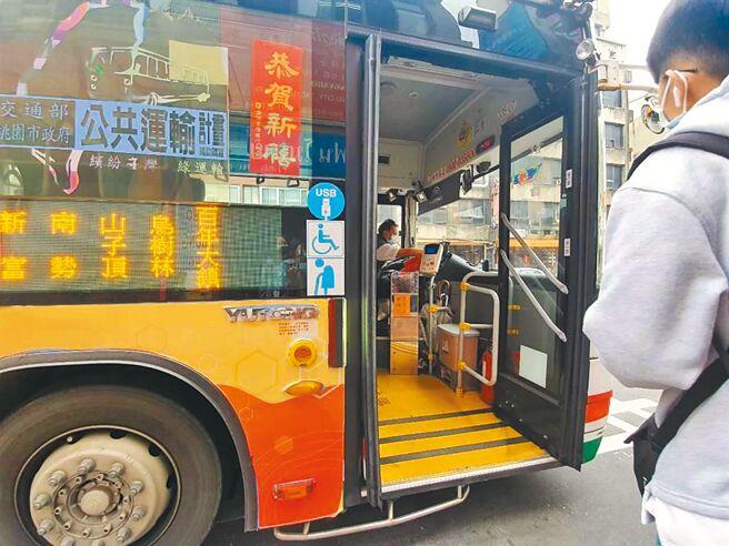 桃园市民盼增加往返双北公车路线，图为民眾等公车示意图。（陈梦茹摄）