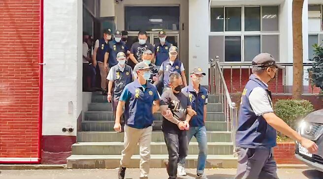 坤舆流血衝突事件，苗栗警方再拘捕有帮派背景的陈姓主嫌等3人，以及涉及暴力事件的坤舆保全跟工作人员8人，并依组织犯罪、恐吓及妨害自由等罪嫌移送侦办。（李京升摄）