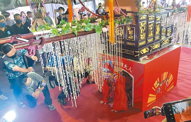 竹堑七夕成年礼活动将于8月4日登场，透过輭轿脚古老仪式，象徵孩子正式「转大人」。（陈育贤摄）