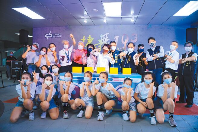 位于台中捷运绿线旧社站的「捷舞103 Just Dance」，25日热闹启用。（林欣仪摄）
