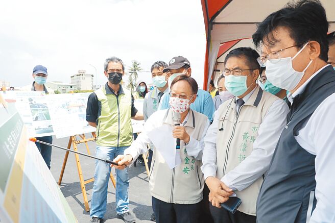 台南市长黄伟哲（右二）视察安定交流道北出口匝道新增车道及南科联外道路等工程。（洪荣志摄）