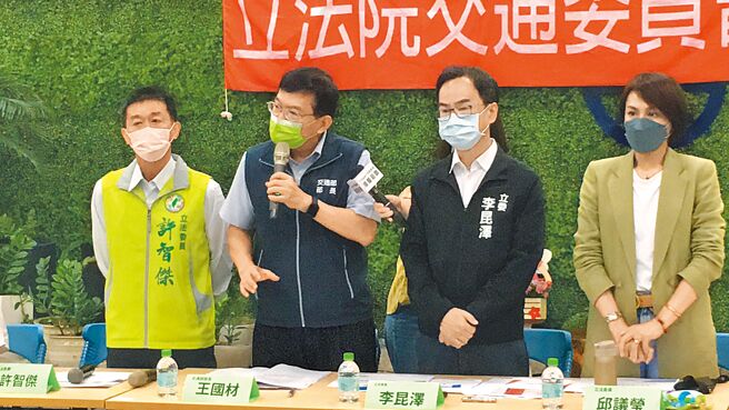 立委李昆泽（右二）与交通部长王国材（左二）25日到高雄车站视察工程进度外，也讨论如何重振车站四大商圈。（崔正纲摄）