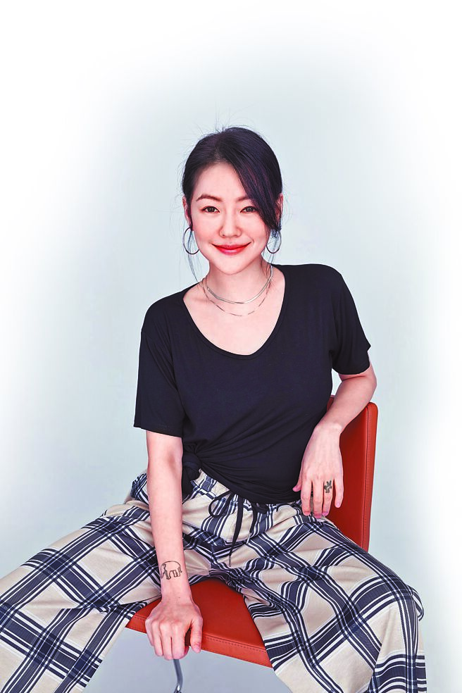 小S抱怨只要在大S身边，自己就没有艳遇的机会。（金星文创提供）