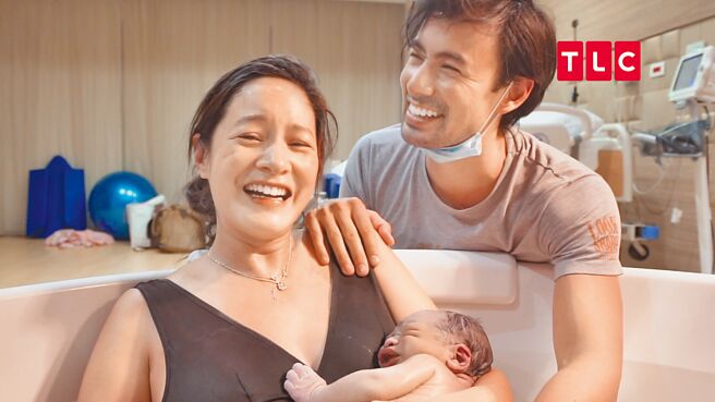 走过重重不适与挫折，Janet（左）和George终于迎来新生命。（TLC提供）