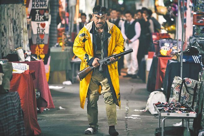 刘青云在电影《神探大战》饰演患有思觉失调的非典型神探。（华映提供）