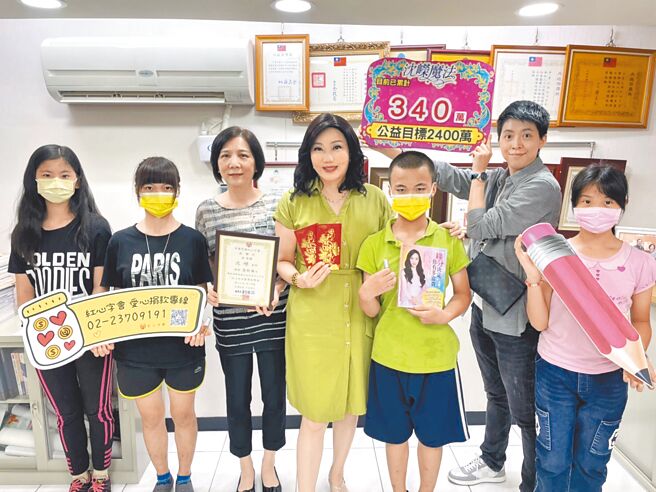 沈嵘（中）针对黄嘉千与夏克立的离婚官司进行通灵，发现2人属于「刑克」关系。（红心字会提供）