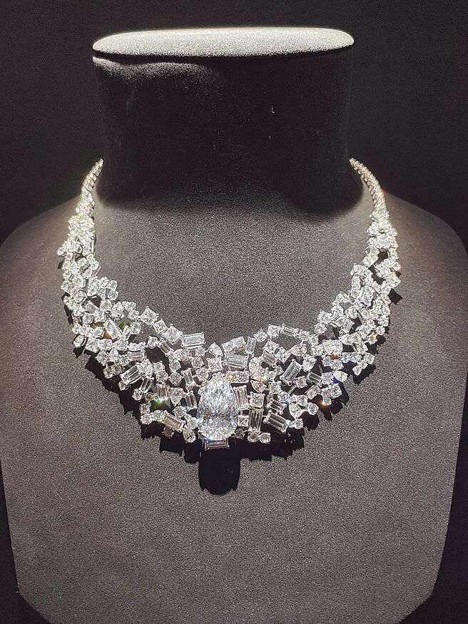 本次展覽重頭戲之一，11.58克拉D-FL梨形切割Dior Print Vendome鑽石項鍊，9800萬。（Dior提供）