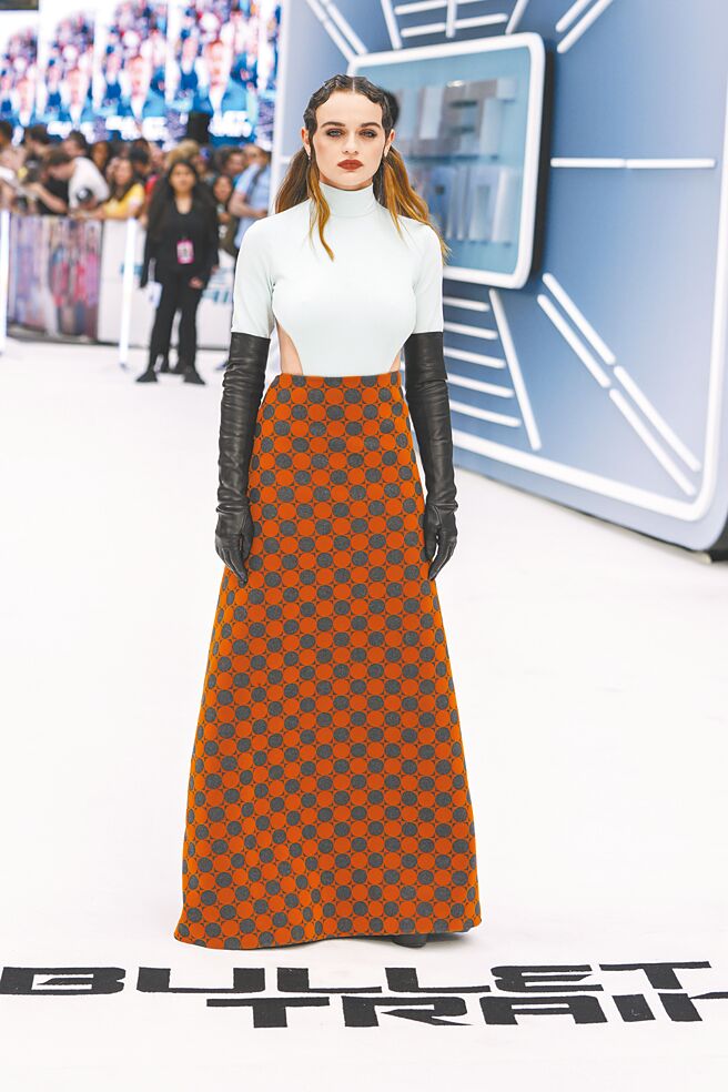 乔伊金在伦敦《子弹列车》活动穿Marc Jacobs红黑圆圈交织长裙，活泼俏皮。（美联社）