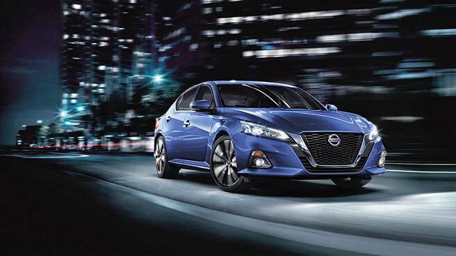 2022年式NISSAN ALTIMA全面进化ProPILOT智驾辅助系统，更推出与GT-R 50周年限定车款同色极光蓝（见图）展现独特魅力，首批预计10月到港的128台已抢购一空。（裕隆日产提供）