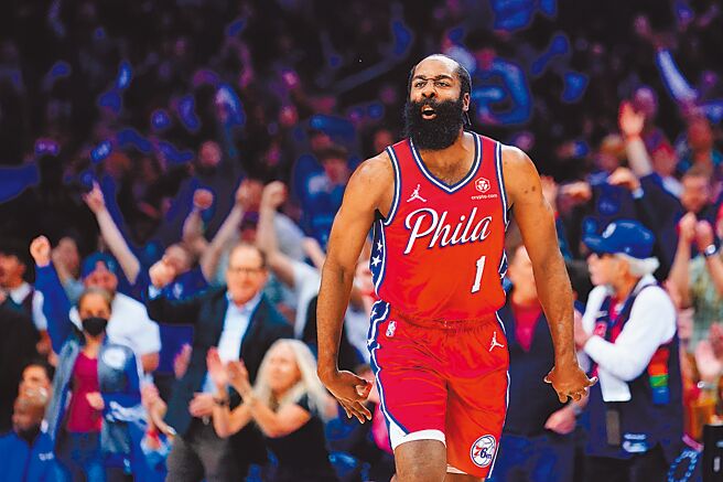 哈登下季降薪幫助七六人補強，原來只是假象？（美聯社資料照片）