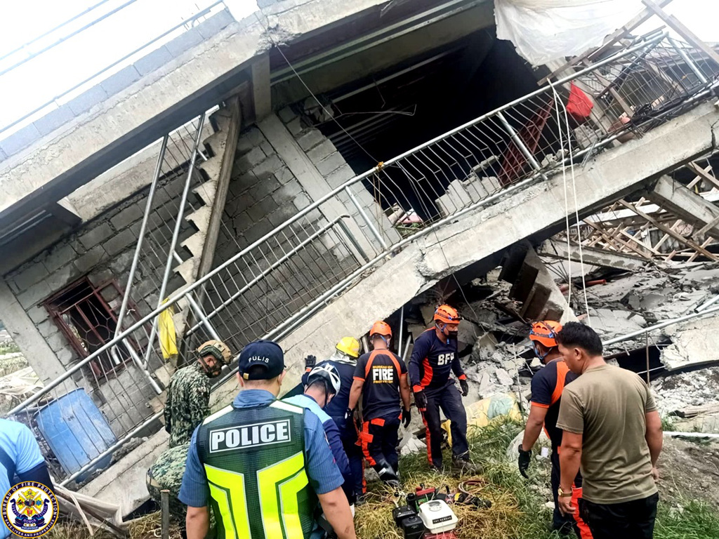 菲律宾北部吕宋岛（Luzon）阿布拉（Abra）省27日上午发生规模7.0强震，酿成至少4人死亡、60人受伤。图为救难人员抢救被压在倒塌建筑下方的受困者。（图／路透社）(photo:ChinaTimes)