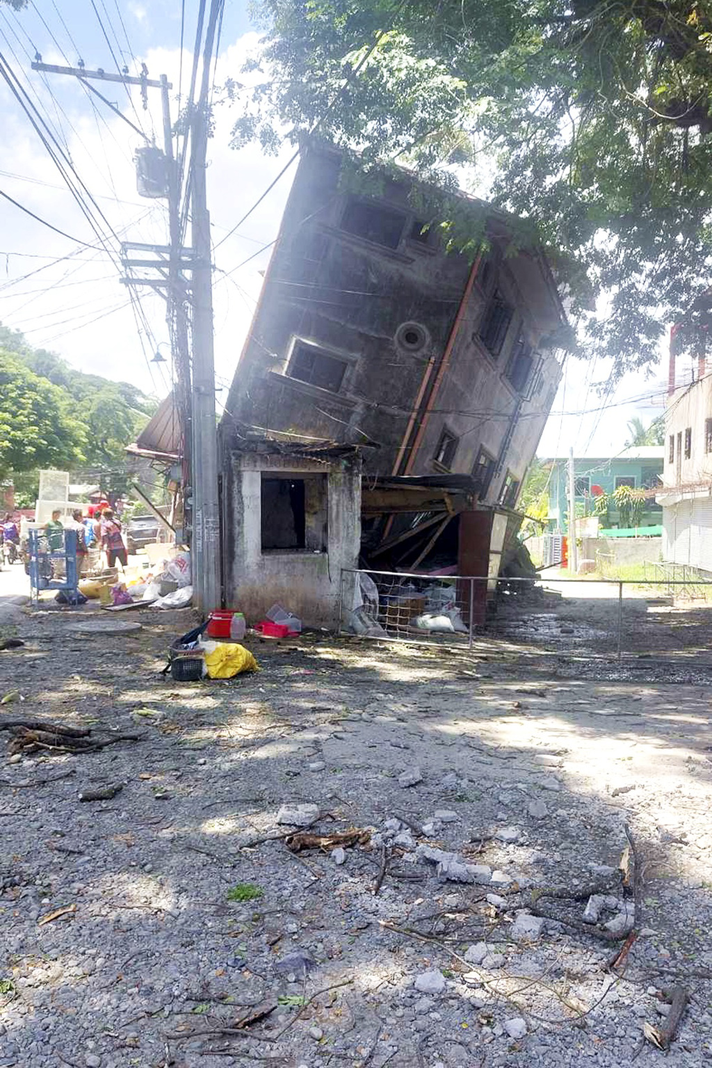 菲律宾北部吕宋岛（Luzon）阿布拉（Abra）省27日发生规模7.0强震，多栋建筑倾斜、受损。（图／美联社）(photo:ChinaTimes)