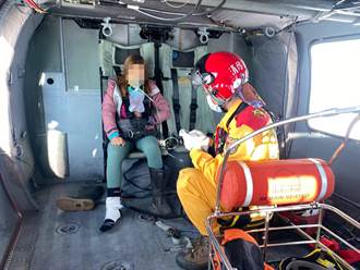 53歲女登山客腳扭傷寸步難行 空勤總隊馳援後送就醫