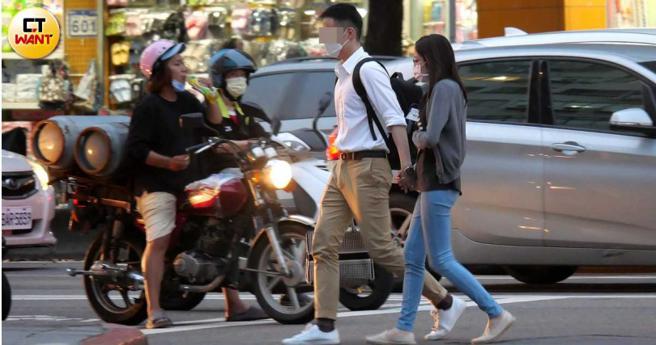 斯文男紧牵着王乃伃的手一起过马路。（图／本刊摄影组）