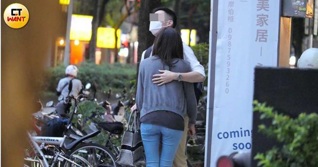 两人在路上不时上演搂抱画面，看得出感情很好。（图／本刊摄影组）
