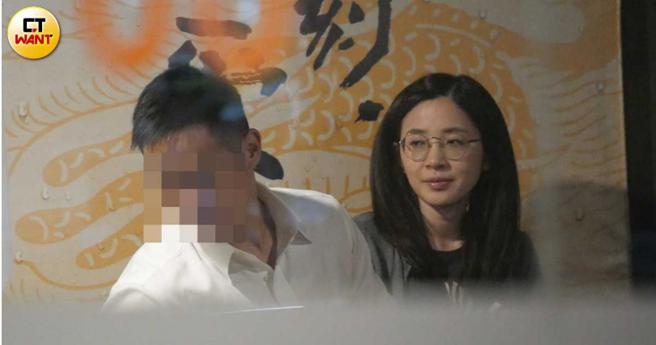 斯文男长相帅气，用餐时王乃伃看着对方眼神充满了爱意。（图／本刊摄影组）