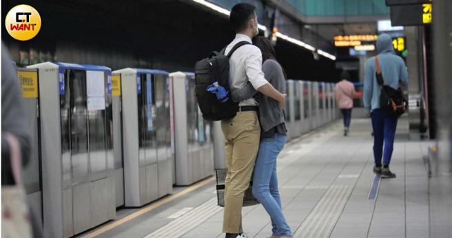 用餐完毕两人准备搭捷运返家，两人抱紧紧似乎难舍难分。（图／本刊摄影组）
