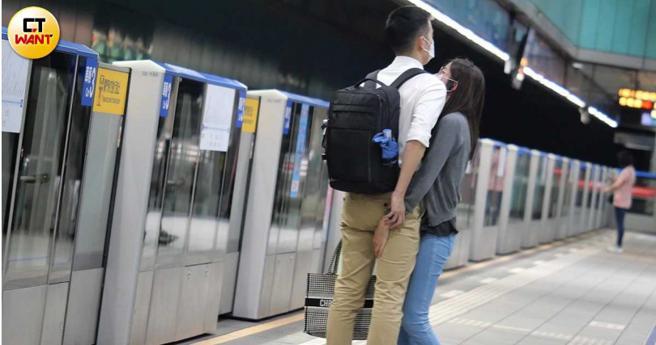 王乃伃不断地伸手直捣男方重要部位，男方也多次将她的手柔性移开。（图／本刊摄影组）