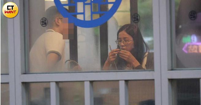 三天后王乃伃与斯文男一同吃烧肉。（图／本刊摄影组）