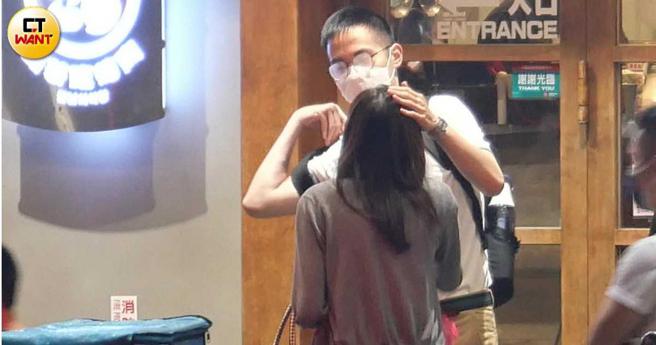 吃完烧肉在餐厅外，两人的眼镜都起雾，斯文男还很贴心要帮王乃伃擦眼镜。（图／本刊摄影组）