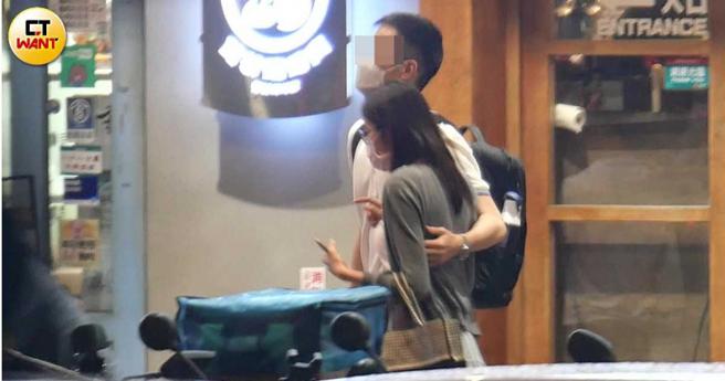 斯文男搂着王乃伃离开餐厅，王乃伃看来心情很好，话讲个不停。（图／本刊摄影组）
