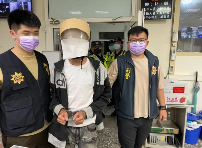 台中大里洗车场枪击 ，开枪邱姓主嫌逃不到一天就落网，警方起出改造手枪。(警方提供)