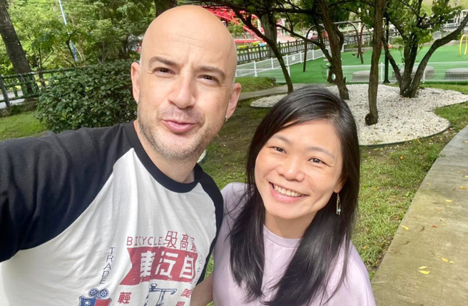 艺人吴凤和老婆Rynne（陈锦玉）结婚7年，育有2个女儿。(Rifat & Rynne 的凤花雪月脸书)