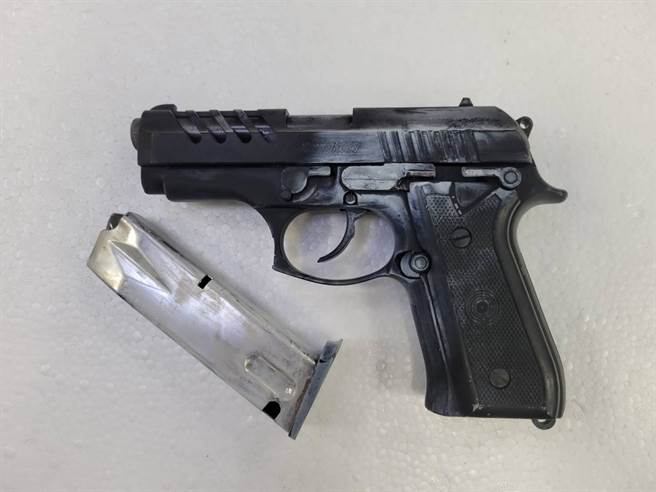 警方查扣邱男犯案使用的贝瑞塔手枪1支。（民眾提供／张亦惠台中传真）