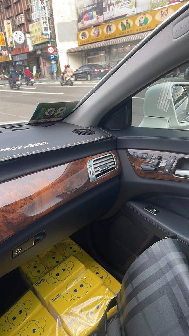 原PO不小心带走加油站的绿色小卡片，PO上网询问该怎么办。(翻摄自爆废公社)