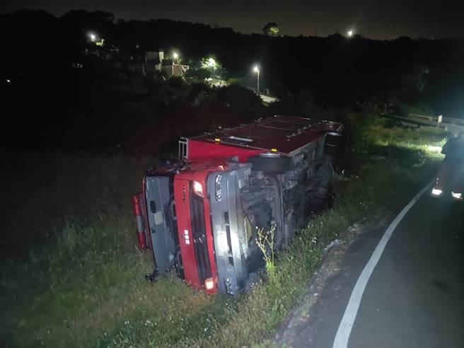 新北市淡水区水堆昨(27)日晚间发生一起死亡火警，造成一对母子伤重不治，新北市鹭江分队有辆水箱车，昨晚在赶往现场抢救时，在半途不慎翻覆，造成2名消防人员轻伤，驾驶则没有受伤。(新北市消防局提供)