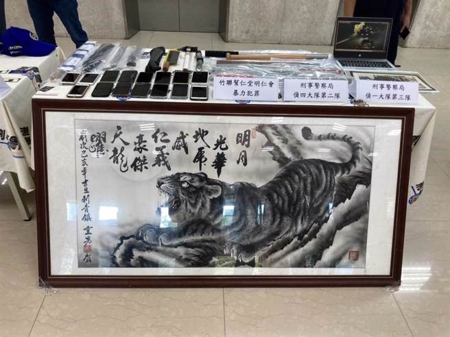 警方破获明仁会，查扣代表该会的水墨画等证物。（林郁平摄）
