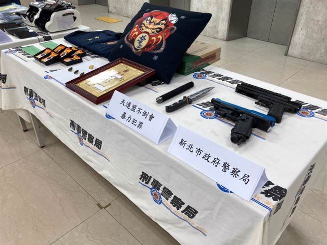 警方查扣帮会胸章、不倒集团聘书、镇暴枪、刀械、本票等赃证物。（林郁平摄）