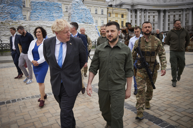 英國首相強生（Boris Johnson）與烏克蘭總統澤倫斯基（Volodymyr Zelenskyy）合影資料照。（美聯社）