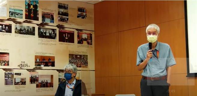 首届分科测验于今(27)日公布成绩，大考中心主任周兆民(右)说明分数细节。(李侑珊翻摄)