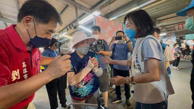 国民党高雄市长参选人柯志恩到工协市场扫街，与菜篮族搏感情。（柯宗纬摄）