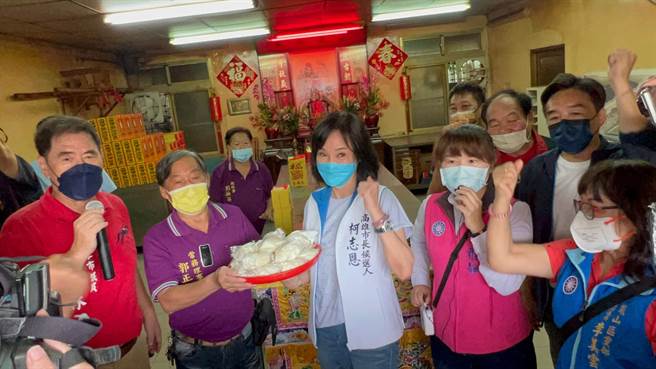 国民党高雄市长参选人柯志恩到工协市场扫街，市场送上包子祝福「包中」。（柯宗纬摄）