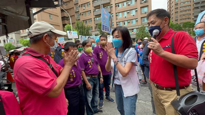 国民党高雄市长参选人柯志恩到工协市场扫街，里长们夹道欢迎。（柯宗纬摄）