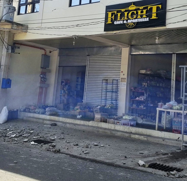 菲律宾北部吕宋岛（Luzon）27日上午发生强震，地震规模达7.1，震源深度仅10公里，当地建筑严重受损。（图／美联社）