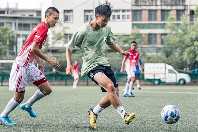 中华开发文教基金会「看见人才，足球下乡」邀旅外足球好手袁永诚分享经验。（开发提供）